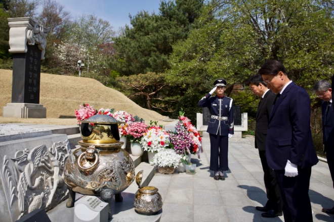 최정우 포스코그룹 회장이 3일 국립서울현충원을 찾아 박정희 대통령 묘소를 참배하고 있는 모습. (사진 = 포스코그룹 제공)