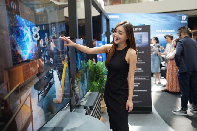 삼성전자는 지난 6일(현지시간) 싱가포르 마리나 베이 샌즈에 TV 신제품 체험존을 오픈하고, 2023년 Neo QLED 8K와 OLED, 라이프스타일 TV 제품 공개 행사를 가졌다고 밝혔다. 사진은  싱가포르 마리나 베이 샌즈에 마련한 삼성전자 TV 신제품 체험존에서 삼성전자 모델이 2023년형 Neo QLED 8K를 살펴보고 있는 모습. (사진 = 삼성전자 제공)