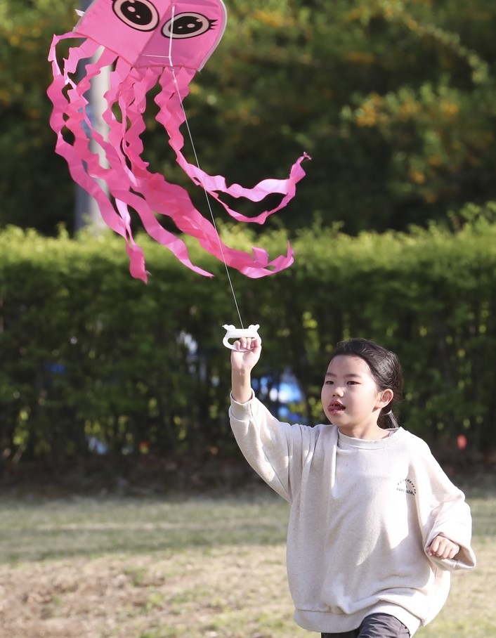 봄 날씨를 보인 9일 오후 서울 송파구 잠실한강공원에서 한 어린이가 연을 날리고 있다. 