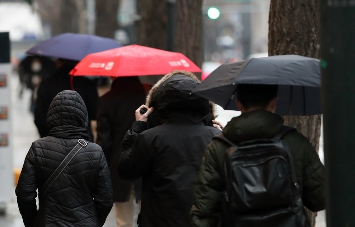  서울지역에 비가 내린 지난 2월10일 서울시청 인근 도로에서 우산을 쓴 직장인들이 출근하고 있다. 