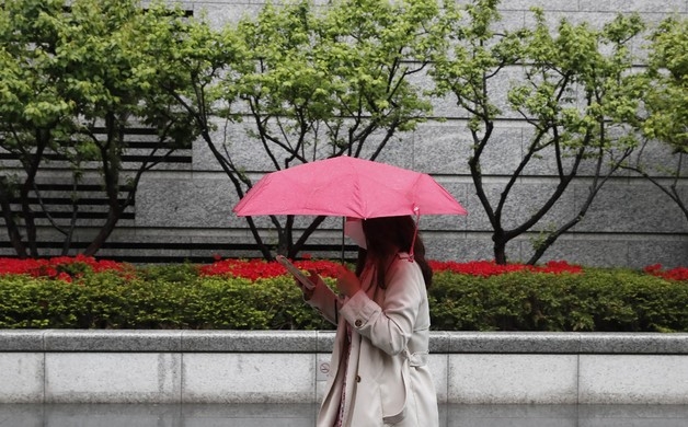 [날씨] 인천, 출근길 산발적 빗방울…낮 최고 14도 내외