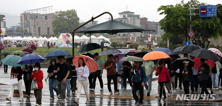 비 내리는 지난달 27일 오후 서울 종로구 안국동에서 우산을 쓴 시민들이 발걸음을 재촉하고 있다. 