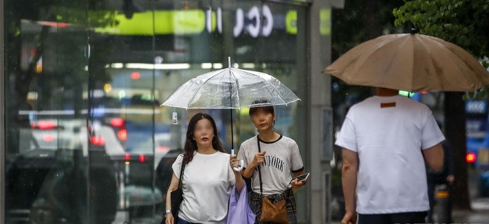 비가 내린 지난달 18일 오후 서울 중구 서울로7017 인근에서 우산을 쓴 시민이 이동하고 있다.