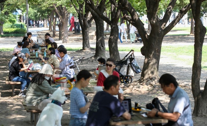 일요일인 18일은 내륙을 중심으로 낮 기온이 30도를 웃도는 더위가 이어지겠다. 사진은 지난 13일 오후 서울 성동구 서울숲을 찾은 시민들이 그늘 아래서 휴식을 취하고 있는 모습. 