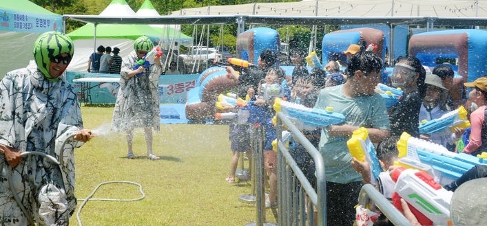 제20회 복분자와 수박 축제가 열린 지난 18일 전북 고창군 선운산 도립공원 일원에서 축제에 참가한 어린이들이 더위를 식히며 물총 놀이를 하는 모습. 