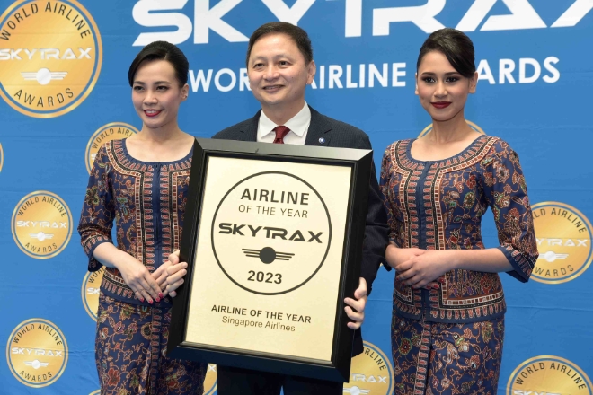 싱가포르항공은 스카이트랙스 세계 항공 대상에서 ‘세계 최고 항공사’로 선정되었다고 21일 밝혔다. 사진은 고춘퐁 싱가포르항공 최고경영자가 스카이트랙스 어워드 수상 기념 촬영하는 모습. (사진 = 싱가포르항공 제공)