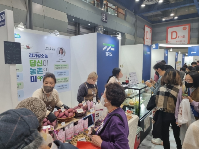 경기농업기술원이 지난해 주최한 강소농특별전에서 생산자들이 소비자에게 상품을 팔며 홍보하고 있다.(사진=경기농업기술원)