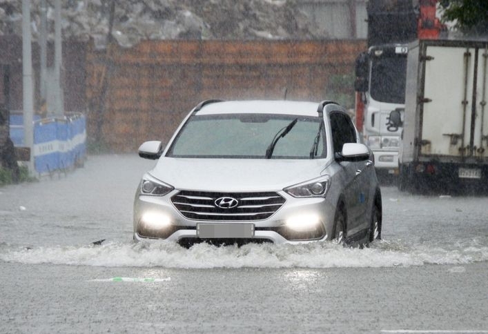  지난 15일 충북 청주시 흥덕구 신봉동 저지대가 물에 잠겨 있다. 이날 청주에는 198.2㎜의 폭우가 쏟아지면서 침수 피해가 발생했다. 