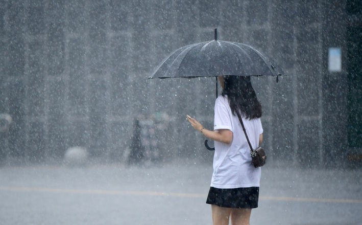 11일 오전 광주 동구 국립아시아문화전당 주변에 내리는 소낙성 폭우 속에서 한 시민이 길을 재촉하고 있다. 