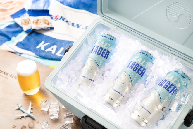 대한항공은 무더운 여름 휴가철을 맞아 수제 맥주 ‘칼스라거(KAL’s Lager)’를 선보인다고 26일 밝혔다.   사진은 오는 27일 부터 판매되는 칼스라거의 모습. (사진 = 대한항공 제공)