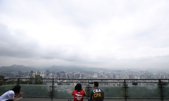  전국 대부분 지역에 장마가 이어진 지난달 24일 서울 남산에서 바라본 도심 하늘에 먹구름이 드리워져 흐린 날씨를 보이고 있다.