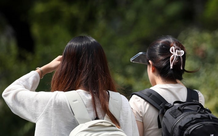  지난 11일 서울 서대문구 이화여자대학교에서 학생들이 손으로 햇빛을 가리고 있는 모습. 