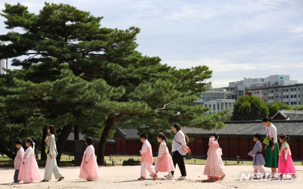 지난 21일 오전 서울 종로구 창경궁으로 현장체험학습을 나선 어린이들이 궁을 둘러보고 있다.