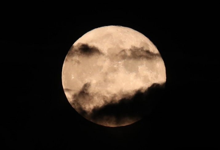 추석 당일인 29일에는 구름 사이로 한가위 보름달을 감상할 수 있겠다. 사진은 지난달 31일 서울 하늘에  뜬 '슈퍼 블루문'. 