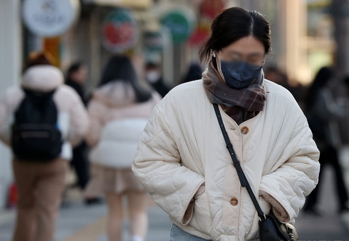 초겨울 추위가 이어지고 있는 지난 14일 오전 서울 중구 시내에서 시민들이 두터운 외투를 입고 출근하는 모습.