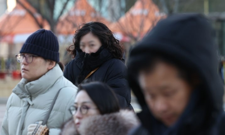 지난달 30일 오전 서울 종로구 광화문 사거리에서 두꺼운 외투 등 방한용품을 착용한 시민들이 발걸음을 재촉하고 있는 모습.