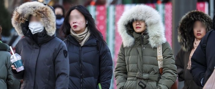  지난  1일 서울 종로구 광화문네거리에서 두꺼운 옷차림을 한 시민들이 이동하고 있는 모습.