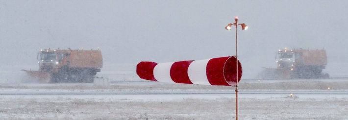 북극 한파 영향으로 전국 기상이 악화한 21일 오후 제주국제공항 활주로에서 제설차량들이 부지런히 쌓인 눈을 치우고 있다.