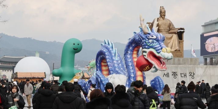 지난 25일 서울 종로구 광화문 광장에 나들이 나온 시민들이 휴일을 즐기고 있는 모습.