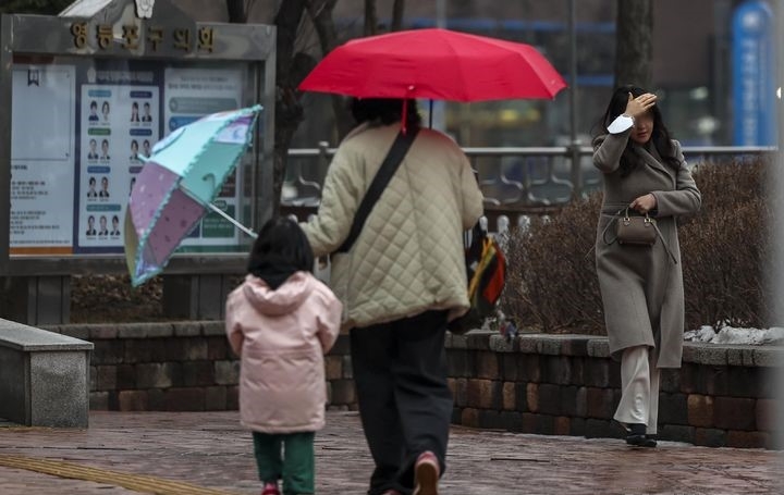  비가 내린 지난 3일 오전 서울 영등포경찰서 인근에서 우산을 쓴 시민들이 이동하는 모습.