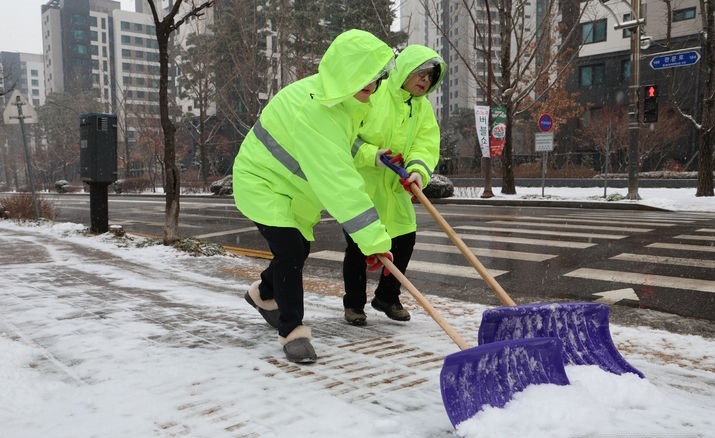 눈이 내린 17일 오후 경기도 과천시 한 거리에서 시민들이 제설작업을 하고 있다.