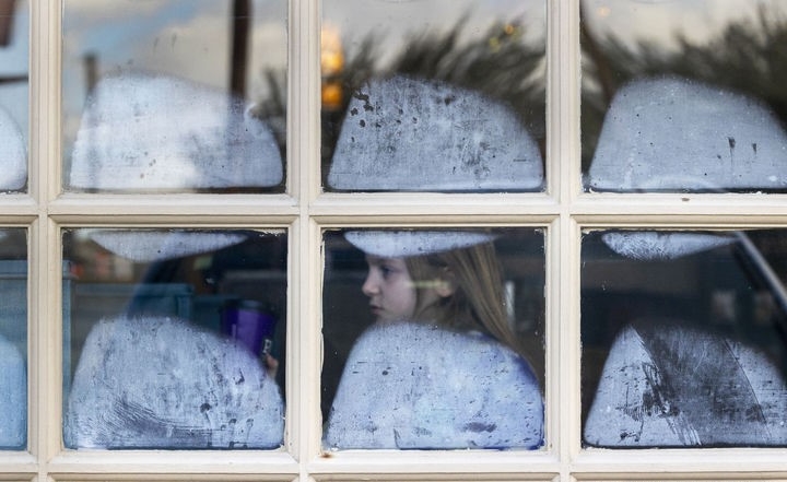 추운 겨울 날씨를 보인 16일(현지시각) 미 루이지애나주 뉴올리언스의 한 커피숍 창문에 성에가 맺혀있다. 미국 전역에 영향을 미치는 북극 한파와 겨울 폭풍으로 여러 주에 비상사태가 선포되고 주민들은 집 안에 머물 것이 권고되고 있다.