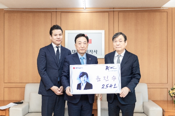 사진 왼쪽부터 이재욱 ㈜모락스 대표이사, 김철수 대한적십자사 회장, 이도희 ㈜모락스 회장 (출처 : 대한적십자사)