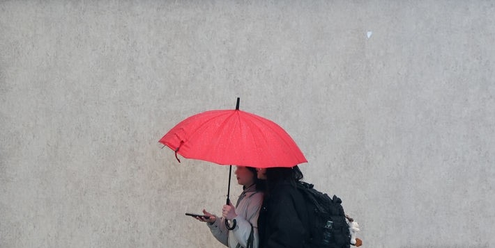 비가 내리는 18일 대구 중구 동성로에서 시민들이 우산을 쓰고 이동하고 있다.