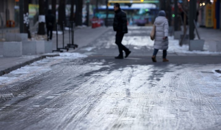 서울 아침 기온이 -10도를 밑돌며 한파주의보가 내려진 8일 서울 종로구 세종로 인근 도로가 얼어 있다