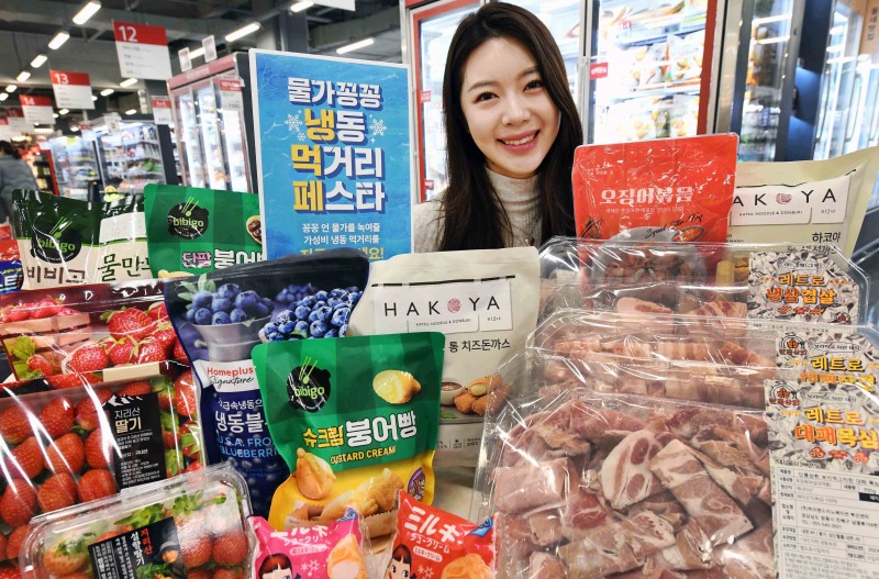 모델이 14일 서울 등촌동 ‘홈플러스 메가푸드마켓’ 강서점에서 ‘냉동 먹거리 페스타’ 행사를 소개하고 있다. [홈플러스 제공]