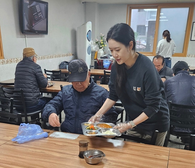 에어부산은 서울 소재 종합복지관 봉사활동을 시작으로 올해부터 다양한 나눔 봉사활동을 전개한다고 21일 밝혔다. 사진은 에어부산 임직원이 복지관에서 배식 지원 봉사를 하는 모습. (사진 = 에어부산 제공)