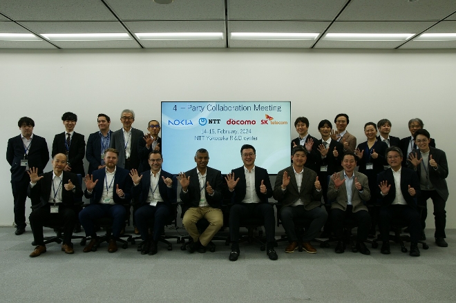 SK텔레콤(SKT)은 NTT도코모, NTT, 노키아 벨연구소와 협력해 향후 6G 이동통신을 위한 AI 기반 기지국 무선 송수신 기술을 개발하고 개념검증을 성공적으로 마쳤다고 22일 밝혔다. 사진은 4개사 기술 관계자들이 지난 15일 일본 요코스카시 NTT R&D센터에서 진행된 기술 협력 회의에 참석한 모습. (사진 = SKT 제공)
