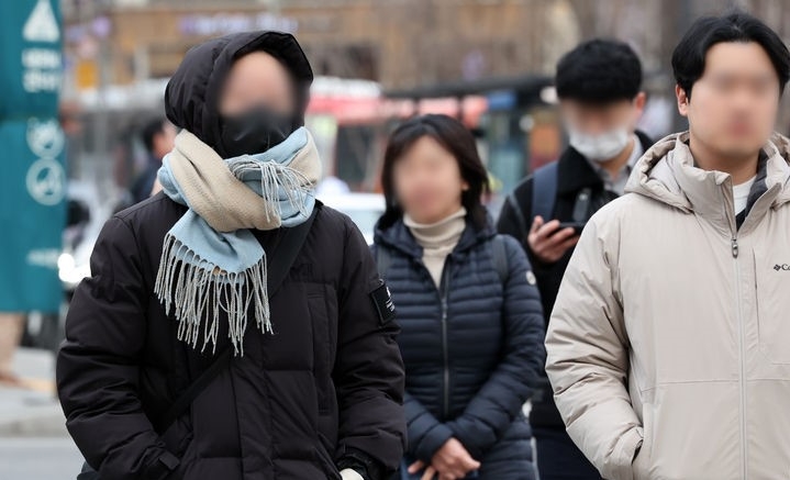  큰 일교차로 쌀쌀한 아침 날씨를 보인 28일 오전 서울 종로구 세종대로 인근에서 두터운 외투를 입은 시민들이 이동하고 있다.