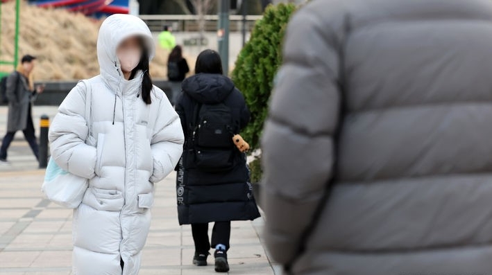 큰 일교차로 쌀쌀한 아침 날씨를 보인 지난달 28일 오전 서울 종로구 세종대로 인근에서 두터운 외투를 입은 시민들이 이동하고 있다.