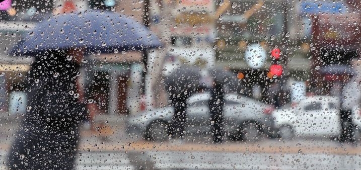  봄을 재촉하는 비가 내린 29일 부산 동구 부산역 앞에서 우산을 쓴 시민들이 횡단보도 신호를 기다리고 있다. 