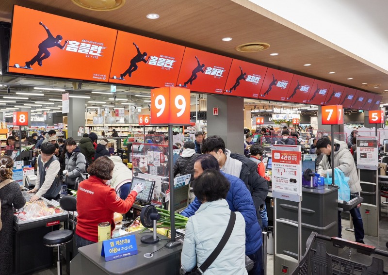 고객들이 창립 단독 슈퍼세일 ‘홈플런’이 열린 서울 등촌동 ‘홈플러스 메가푸드마켓’ 강서점에서 쇼핑을 하는 모습 [홈플러스 제공]