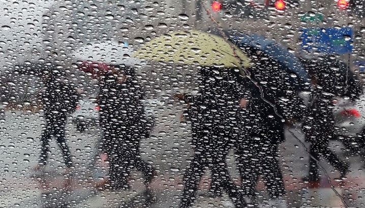  지난달 21일 서울 중구 한 거리에서 시민들이 우산을 쓰고 발걸음을 옮기고 있는 모습. 