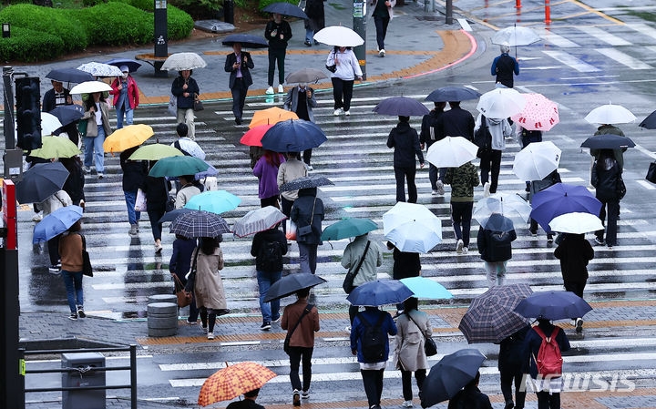  비가 내리는 24일 오전 서울 용산역 인근에서 시민들이 우산을 쓰고 출근길에 나서고 있다.