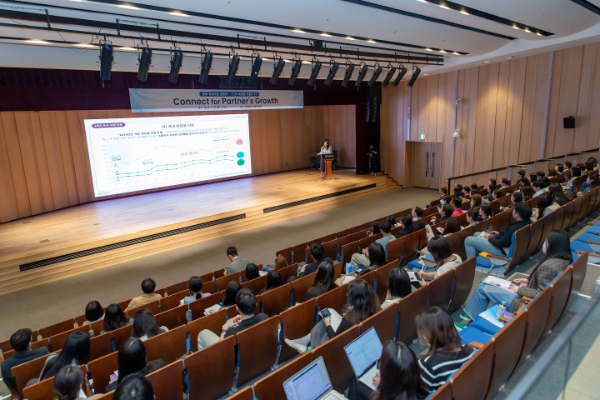 콜마홀딩스는 지난 25일 한국콜마 종합기술원에서 고객사들을 대상으로 정부 지원사업 설명회를 개최했다.