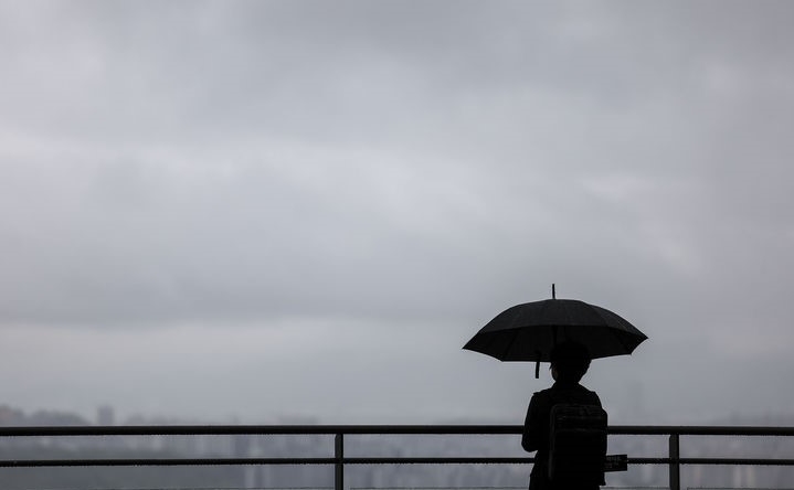 화요일인 30일은 제주도와 남부지방을 중심으로 비가 오겠다. 또 낮 최고기온이 16~26도까지 오르며 포근한 봄 날씨가 이어지겠다. 사진은 지난 24일 서울 중구 남산에서 우산을 쓴 시민이 이동하고 있는 모습.