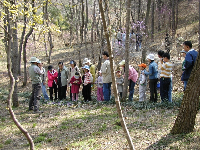 지난해 4월 경기 용인한택식물원 자연생태원 나물밭에서 귀촌 희망자들이 산(山)농사에 대한 교육을 받고 있다.(사진=김형운 기자)
