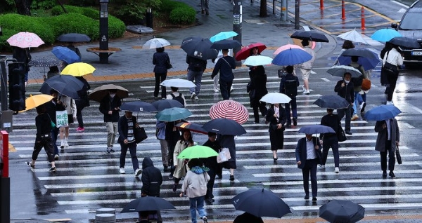 비가 내리는 24일 오전 서울 용산역 인근에서 시민들이 우산을 쓰고 출근길에 나서고 있다. 