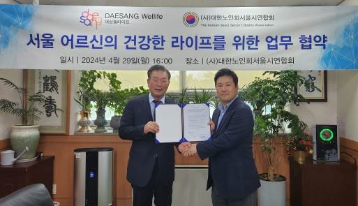 김재훈 대상웰라이프 B2C사업본부장(오른쪽)과 고광선 대한노인회서울시연합회장
