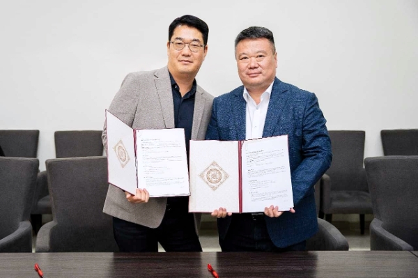 생활공작소 김지선 대표이사(왼쪽)와 신라인 그룹 신 안드레이 회장