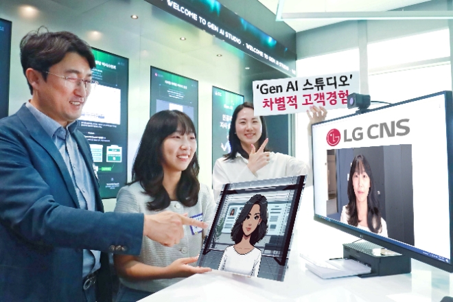 LG CNS는 마곡 본사에 ‘Gen AI 스튜디오’를 오픈했다고 9일 밝혔다. 사진은 우정사업본부 직원들이 LG CNS 'Gen AI 스튜디오' 투어에 참여해 이미지 생성형AI 서비스를 체험하고 있는 모습. (사진 = LG CNS 제공)
