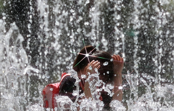 대구 낮 최고기온이 32도까지 오르며 무더운 날씨를 보인 지난 23일 대구 서구 평리공원 바닥분수에서 한 학생이 물놀이를 하고 있다. 