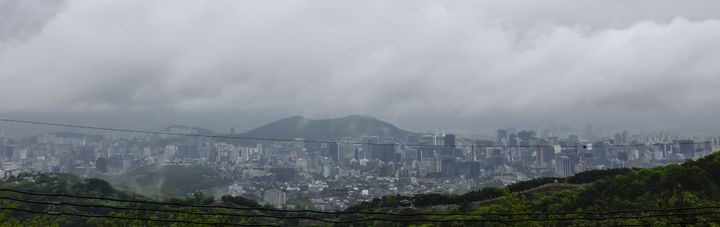 비가 내린 24일 서울 종로구 북악팔각정에서 바라본 도심이 흐린 모습을 보이고 있다. 