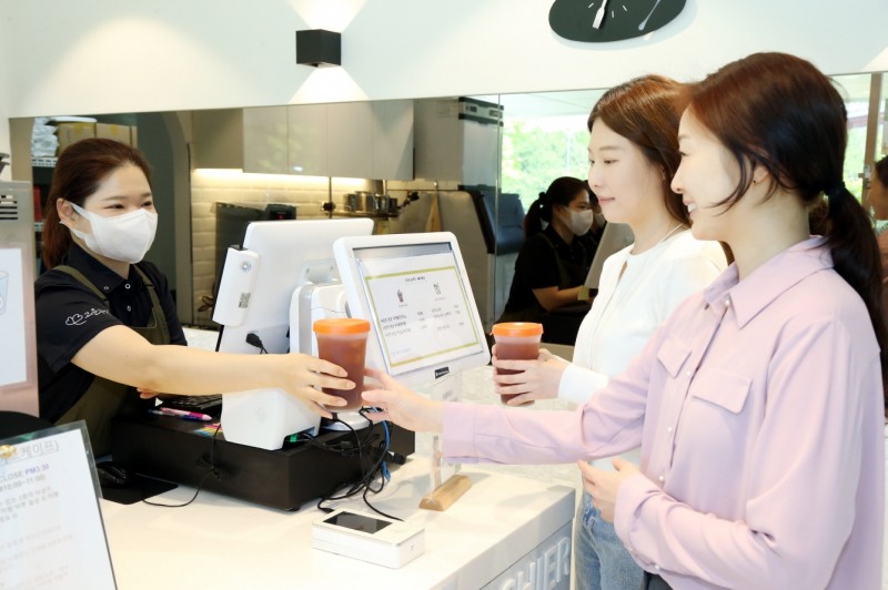 LG생활건강 서울 광화문 사옥 사내 카페에서 직원이 다회용기에 담긴 커피를 구매하고 있다. [LG생활건강 제공]