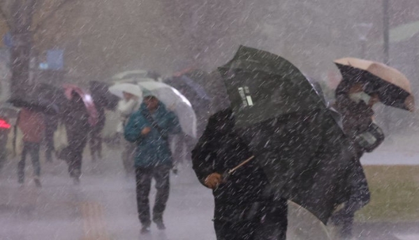 서울 중구 세종대로에서 우산을 쓴 시민들이 발걸음을 재촉하고 있다.