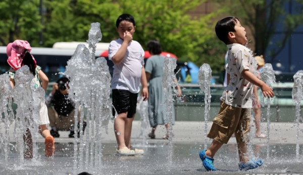  월요일인 17일은 낮 최고기온이 33도까지 올라 덥겠다. 사진은 서울 낮 기온 31도 등 전국에 더위가 이어진 지난 16일 오후 서울 종로구 광화문광장에서 아이들이 바닥분수 물놀이를 하며 더위를 식히는 모습. 